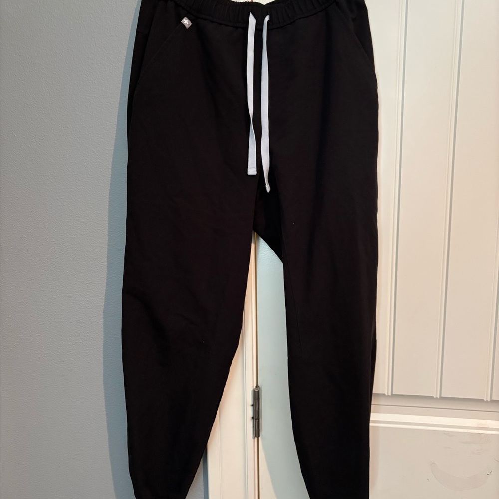 Figs Black Tansen Jogger style scrub pants. Short fit size small